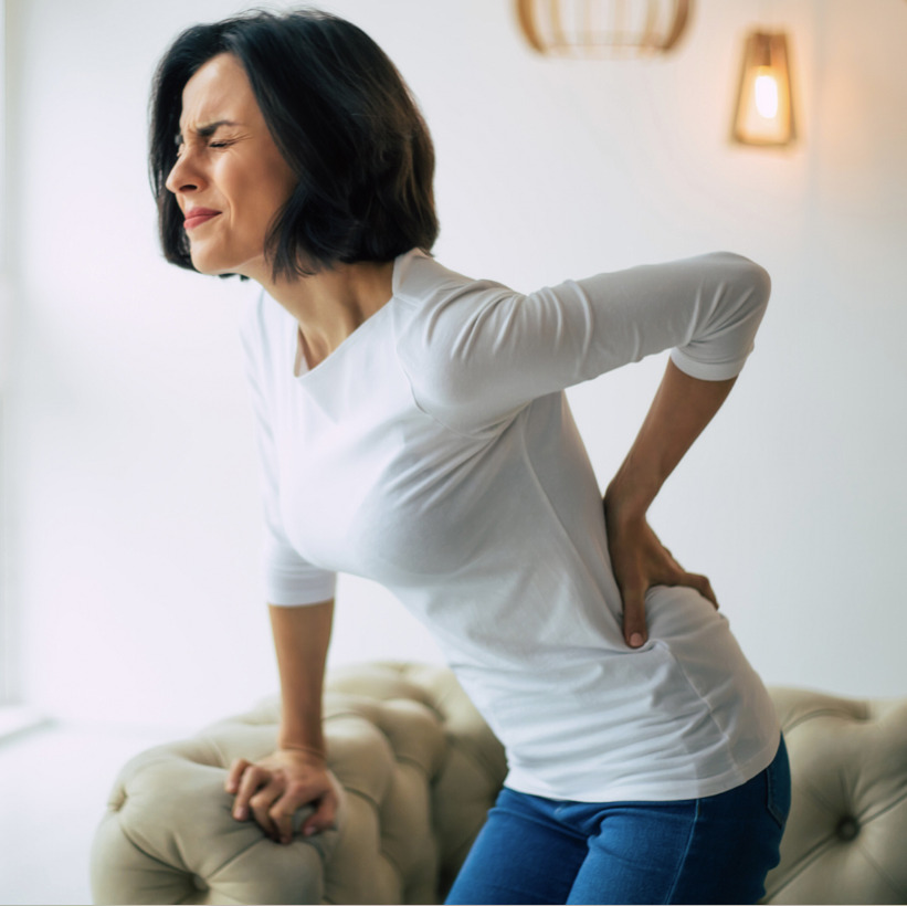 kvinna med ont i ryggen