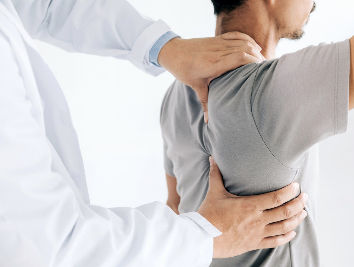 person som får sing axel och rygg undersökt