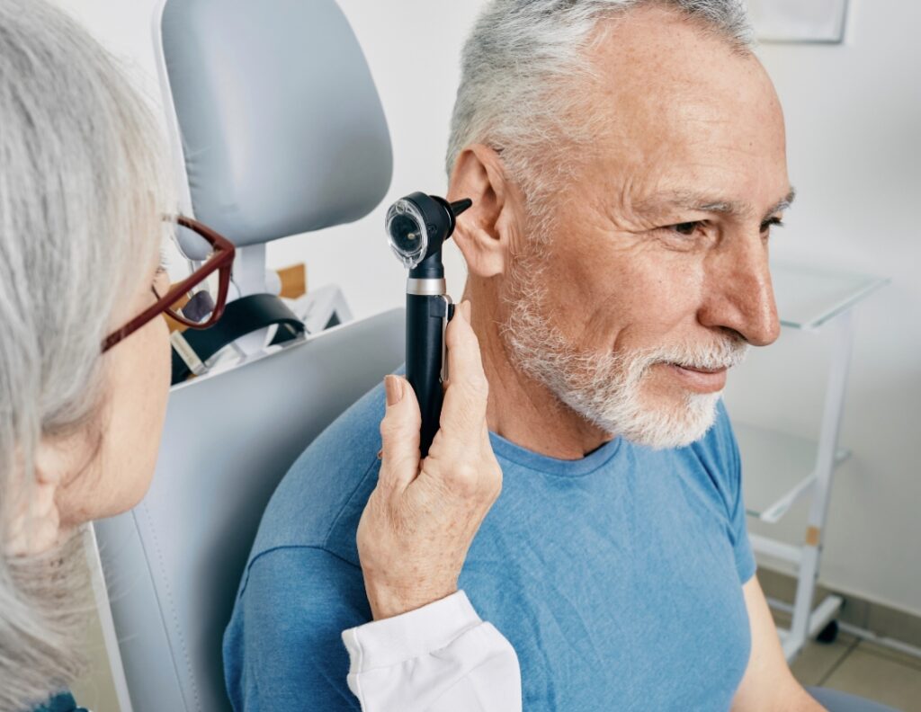 läkare som undersöker patients öra