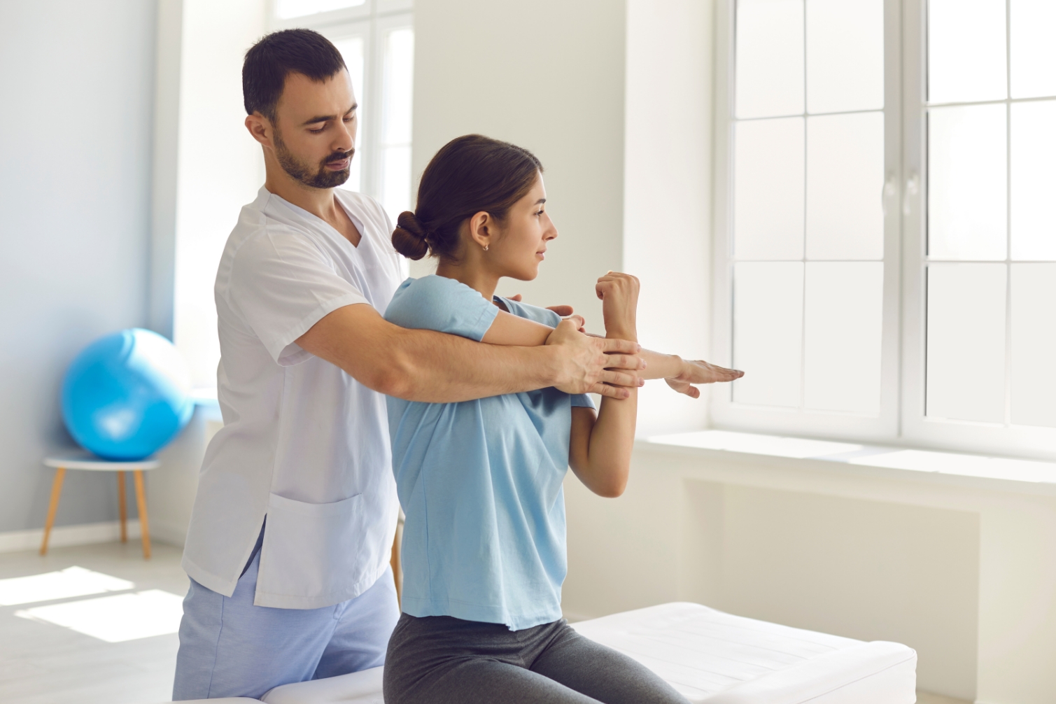 kvina med läkare för fysioterapi