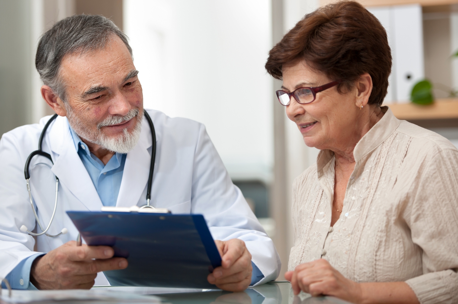 bild på läkare med patient