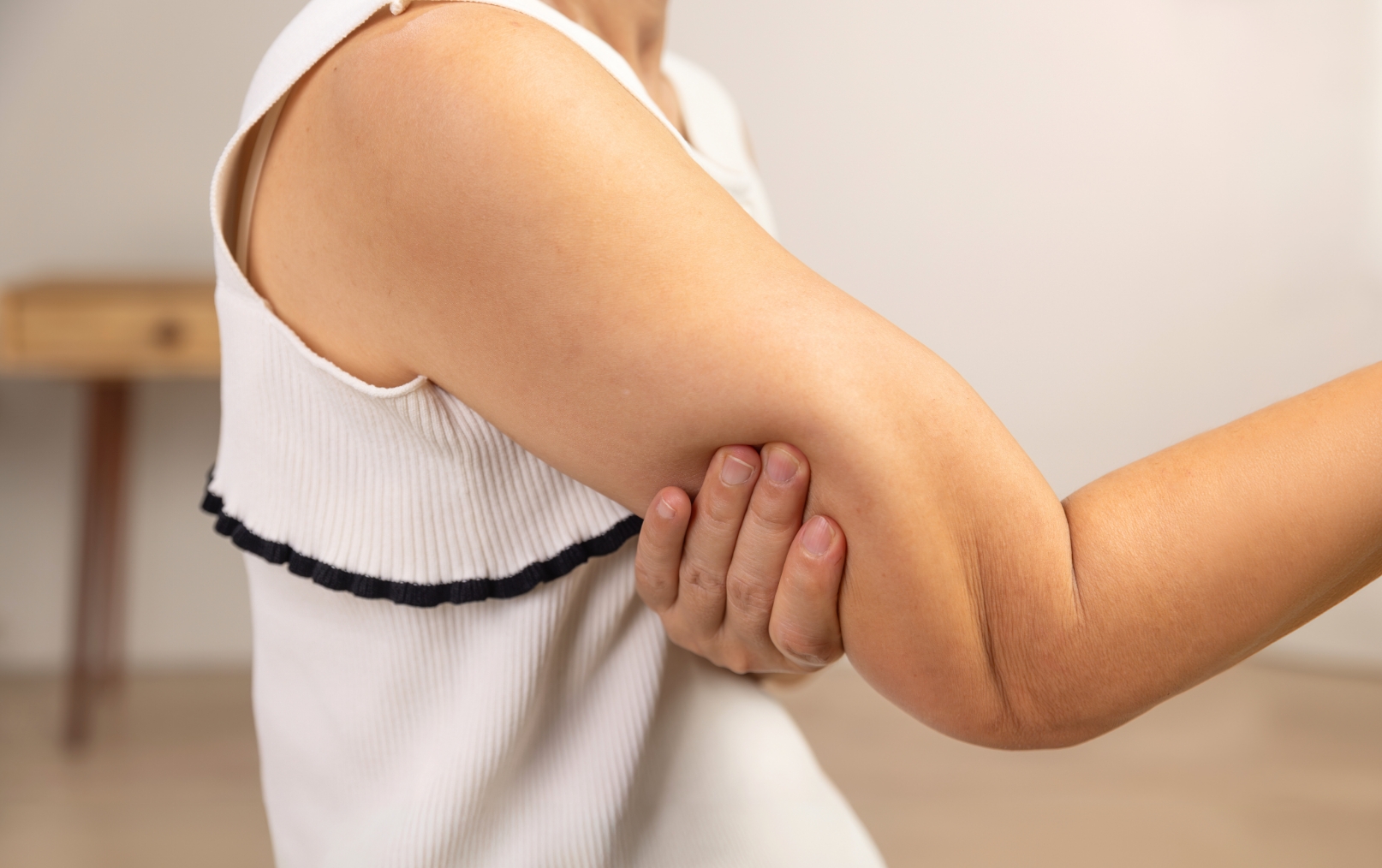 kvinna som har problem med höger arm