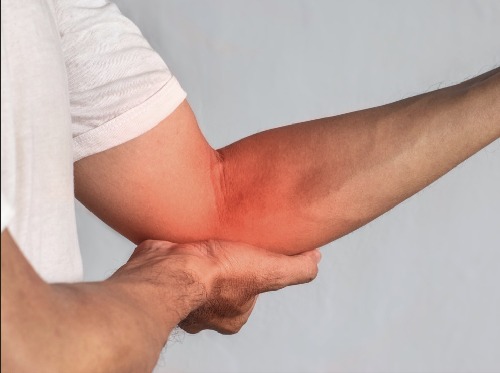 bil på person som håller i arm