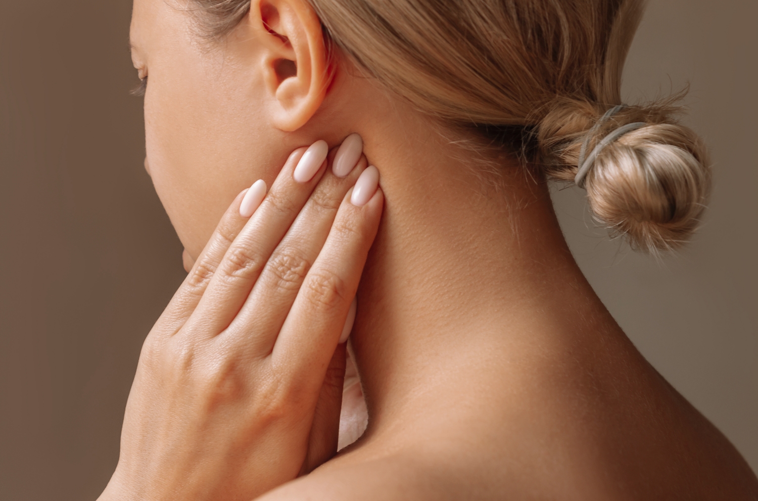 kvinna med problem med nacken kvinna med problem med nacken