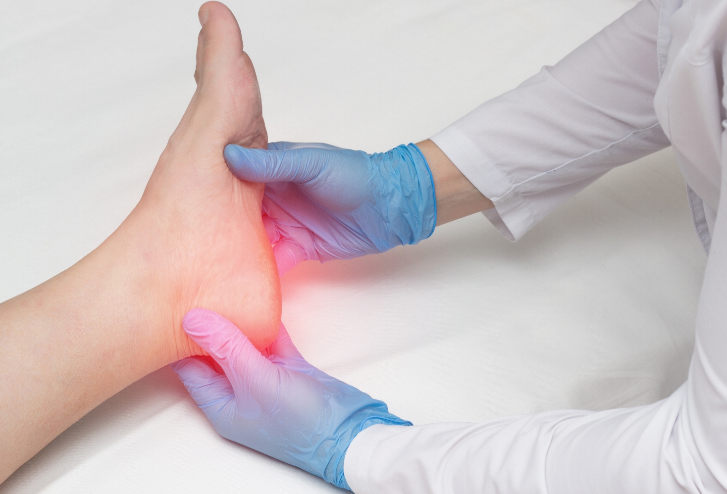 läkare som undersöker en fot läkare som undersöker en fot