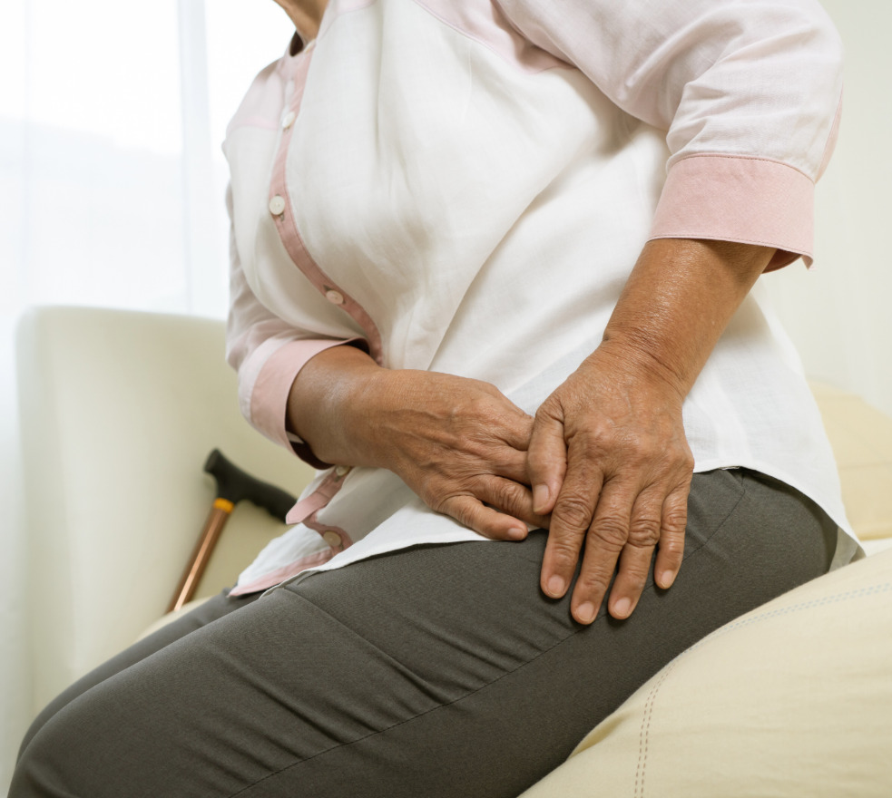 Äldre kvinna med problem i höften