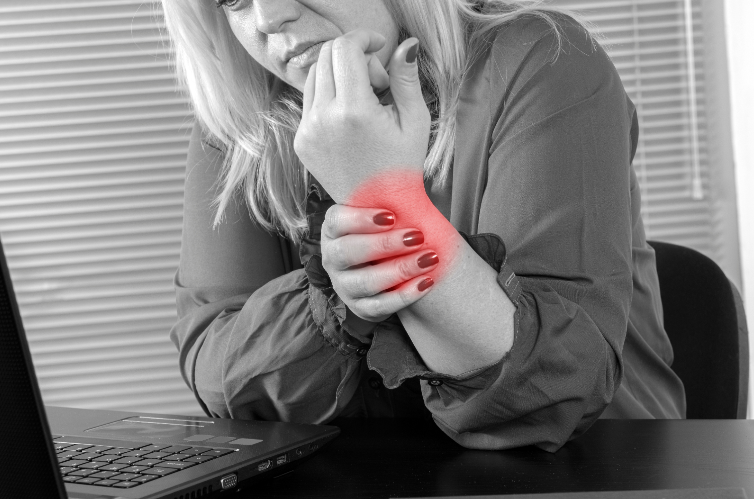 kvinna med ont i handleden kvinna med ont i handleden