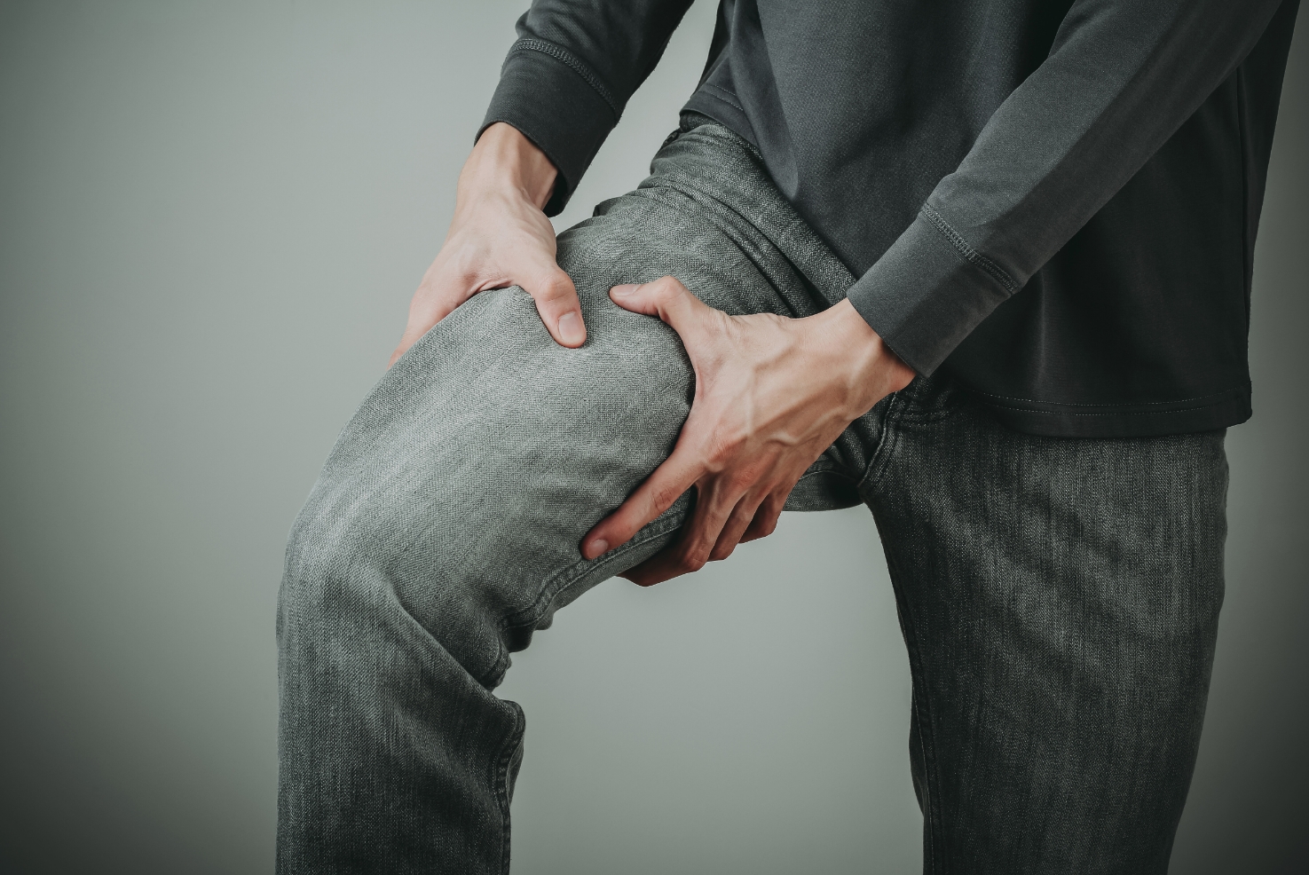 bild på man med problem i högra benet