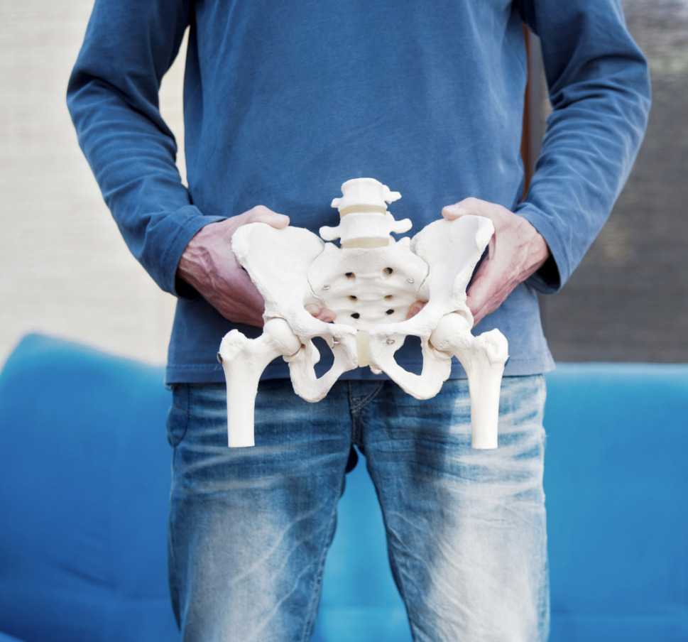 bild på man som håller i bäcken