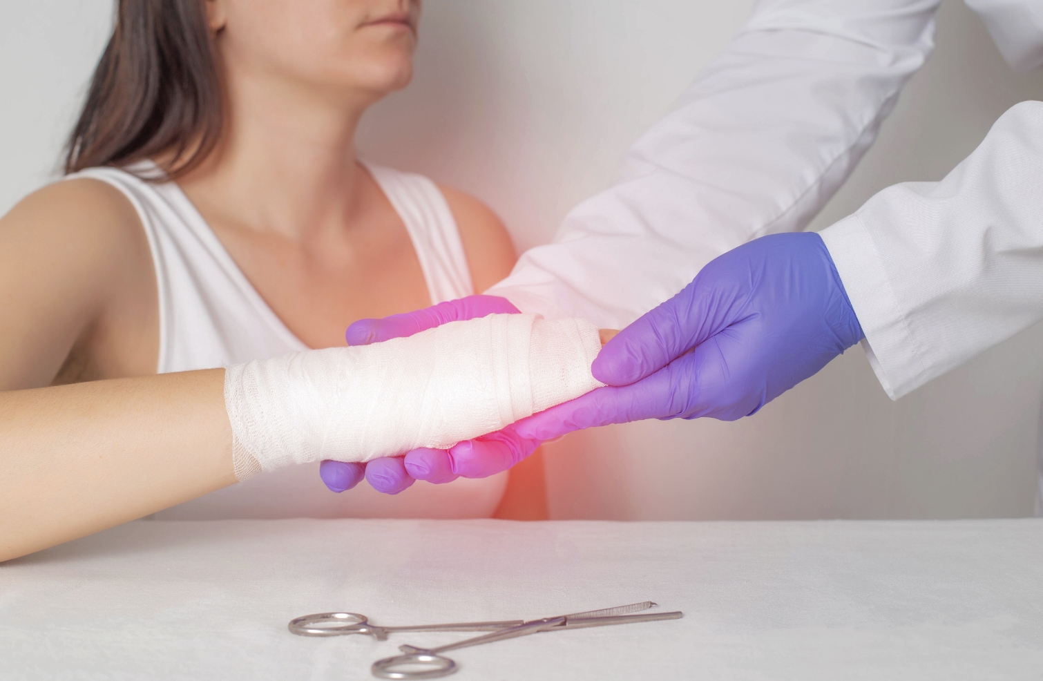 knvinna med skadad hand