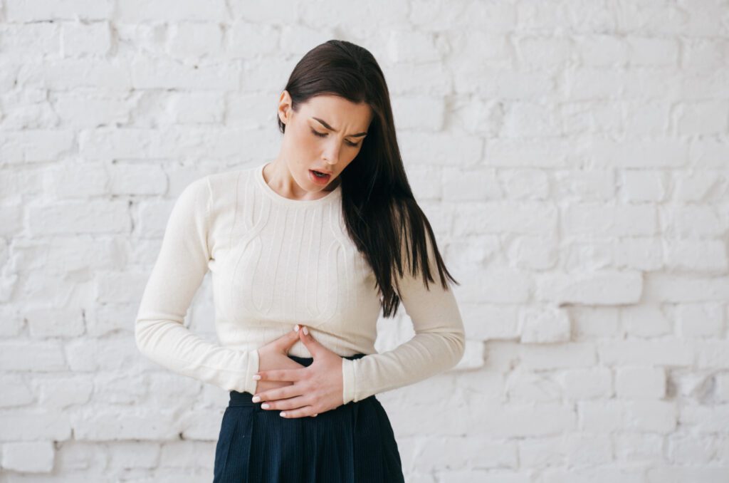kvinna med ont i magen