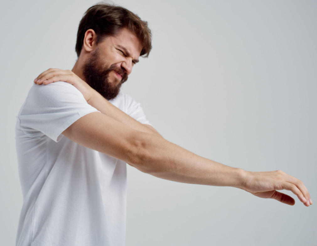 man med problem med höger axel