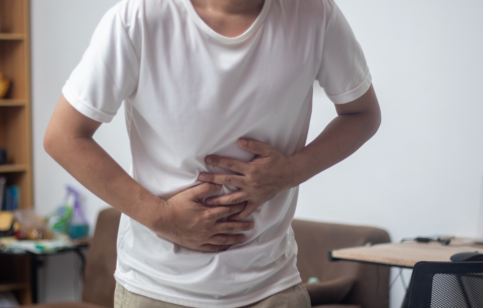 person med smärta i buken