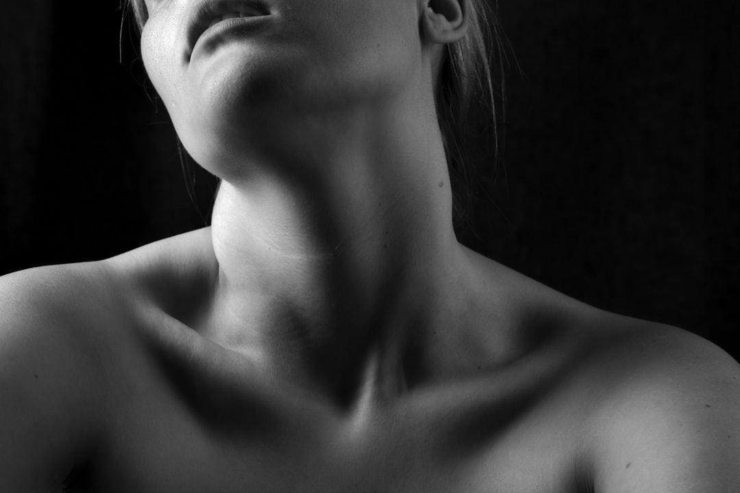 Bild på kvinnas nacke