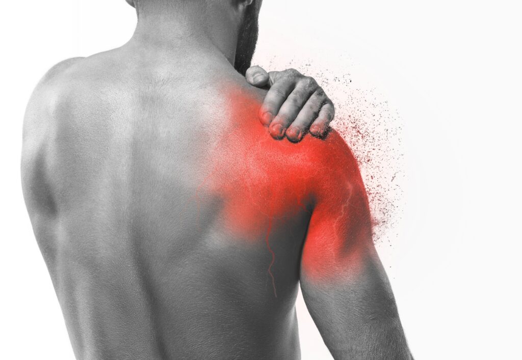 en bild på man med skad i höger axel