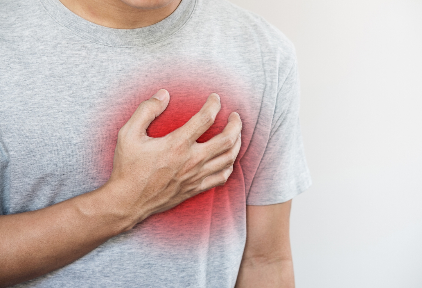 person med ont i hjärtat eller lungorna