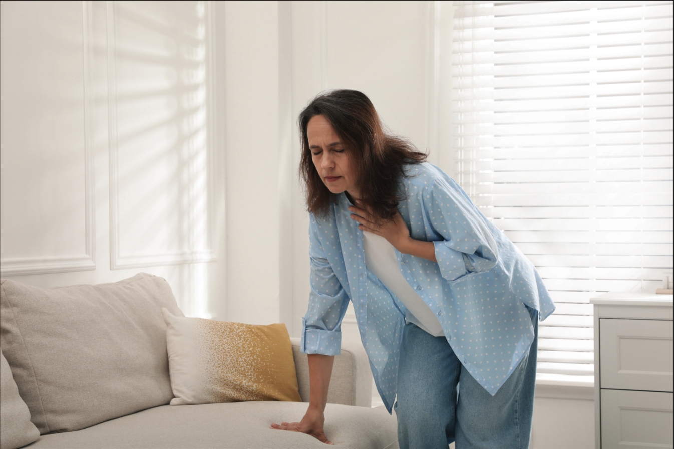 kvinna med problem att andas