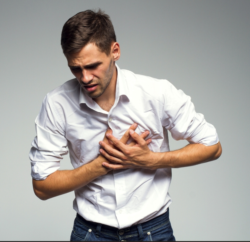 yngre man med ont i bröstet