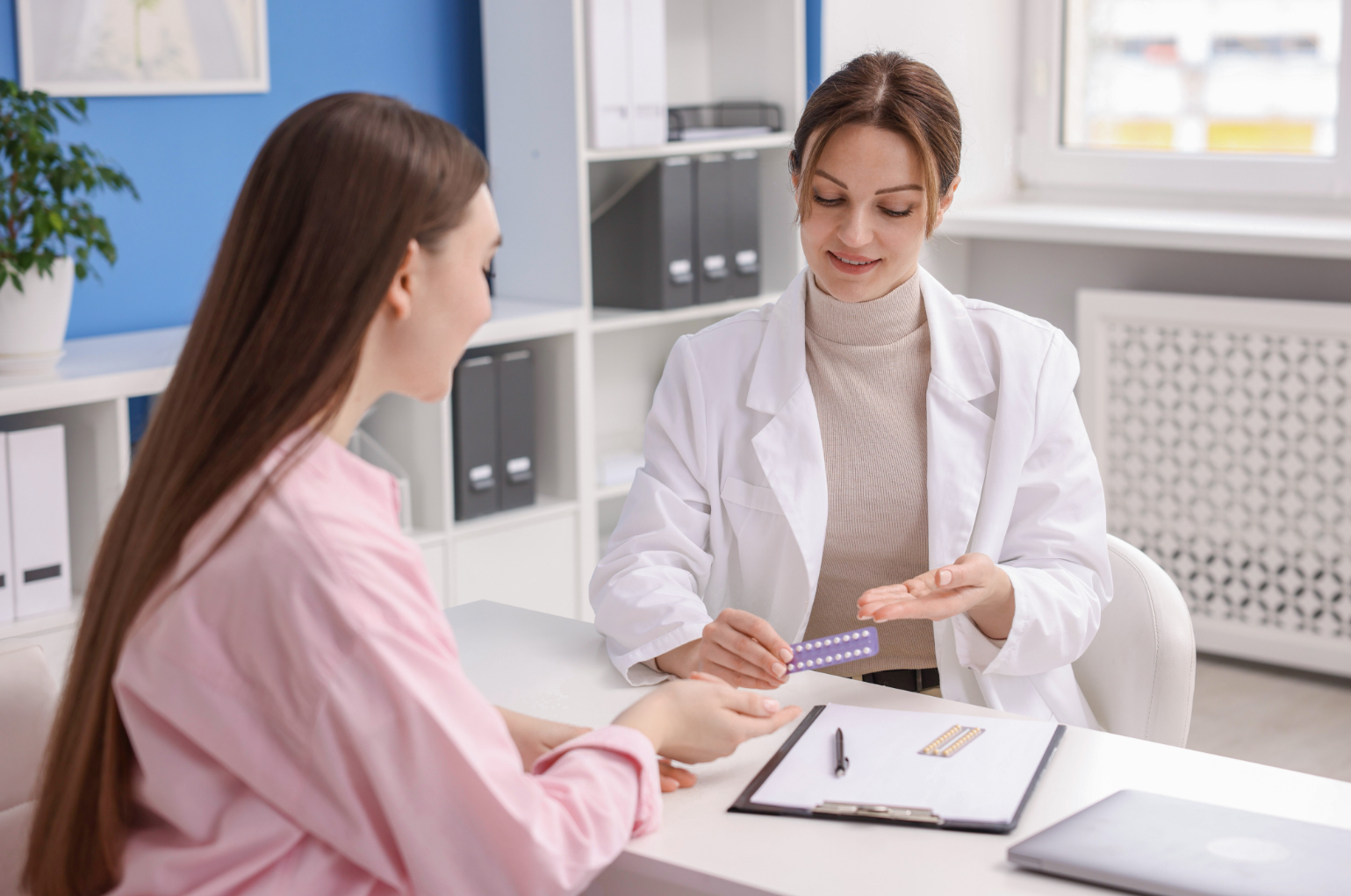 Doktor delar ut läkemedel