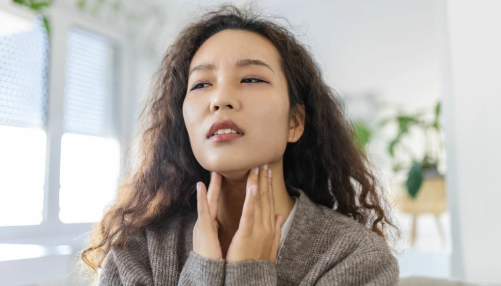 Kvinna med problem med halsen