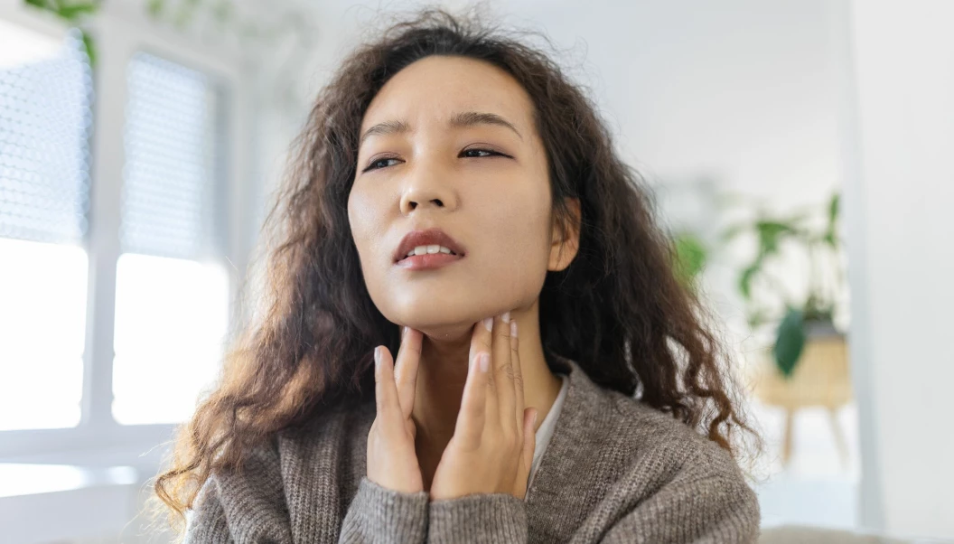 Kvinna med problem med halsen