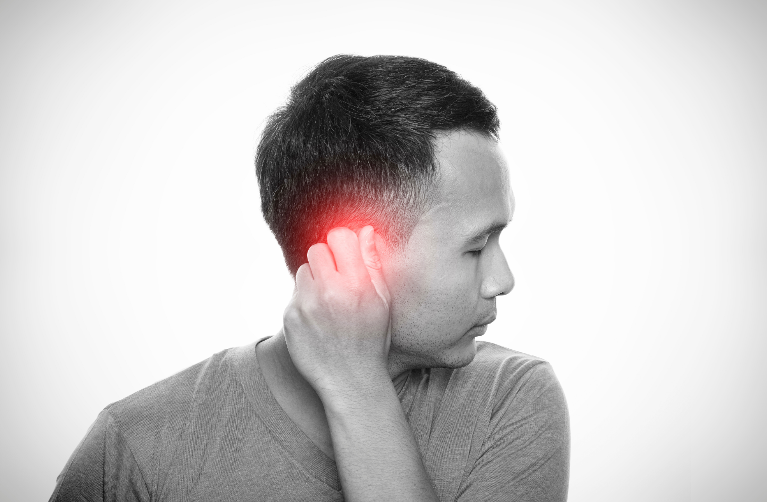 man med lock för örat