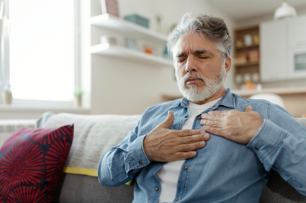 aldre man med ont i sitt brost 1024x681 1