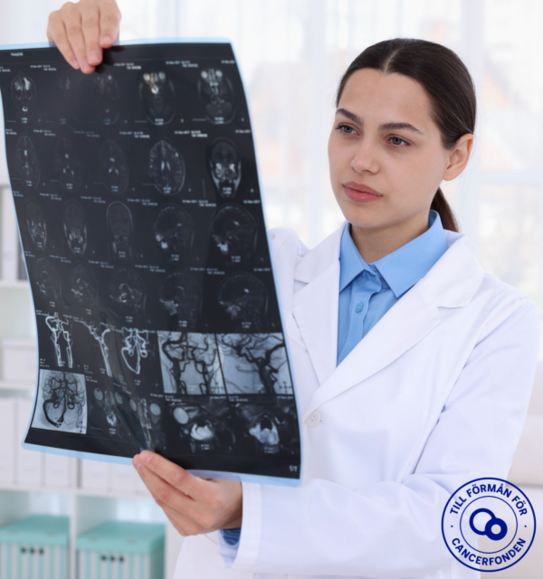 Läkare som granskar MR-bilder för en Second Opinion